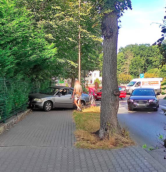 Byo blisko tragedii na Piastowskiej. Kierowca volkswagena nie wyrobi na zakrcie, wjecha na chodnik i uderzy w ogrodzenie