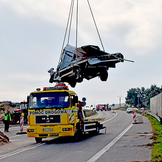 Tragiczny wypadek na obwodnicy Dargobdza. Czowka cysterny z amoniakiem. Nie yje przygnieciony mczyzna. Zobacz film!