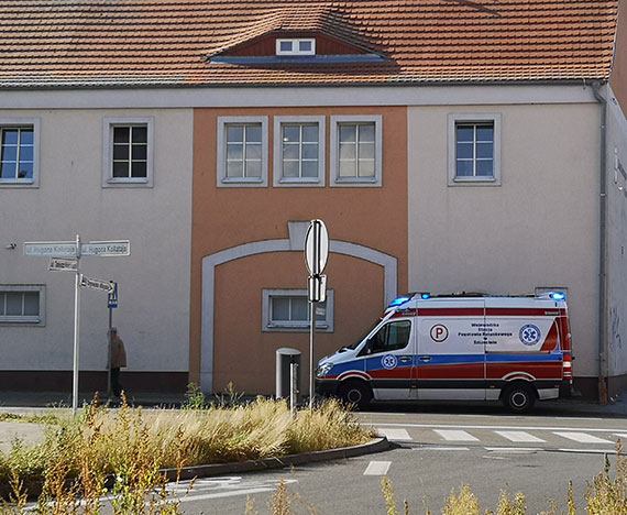 Pogotowie ratunkowe na sygnale pod ZWiK. Kobieta skarya si na zawroty gowy