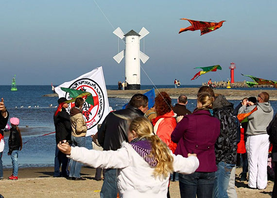 Zapraszamy na XVIII Otwarte Mistrzostwa winoujcia w Lotach Latawcw  o Puchar Prezydenta Miasta winoujcia – 17 wrzenia plaa koo „Wiatraka”