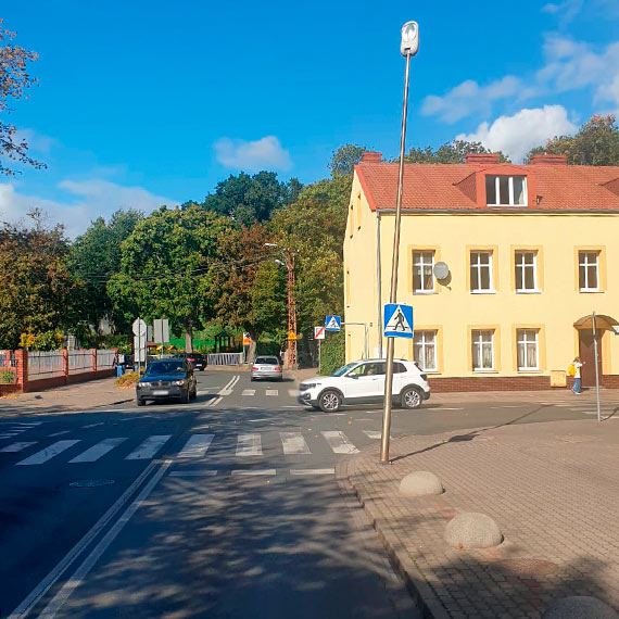 Mieszkaniec: Czy czekamy a latarnia uliczna spadnie na pieszego, albo na jaki samochd?