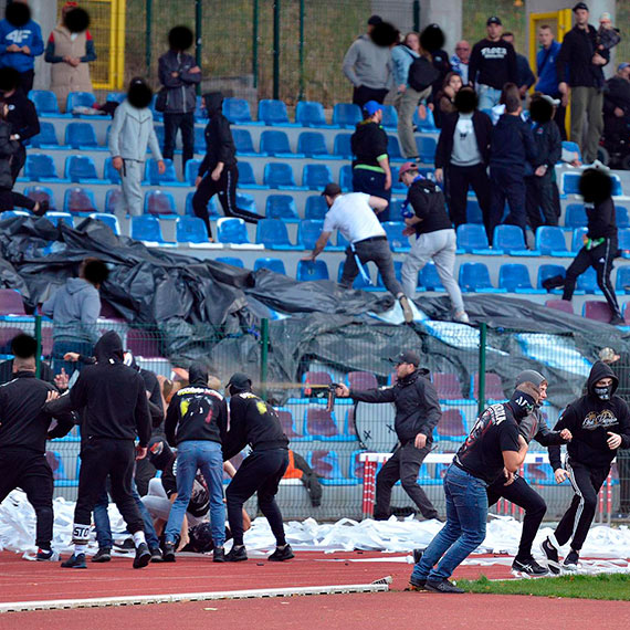 Zadyma na stadionie Floty. Kibice Gwardii Koszalin ruszyli w stron kibicw wyspiarzy, mieli gaz i kastety!