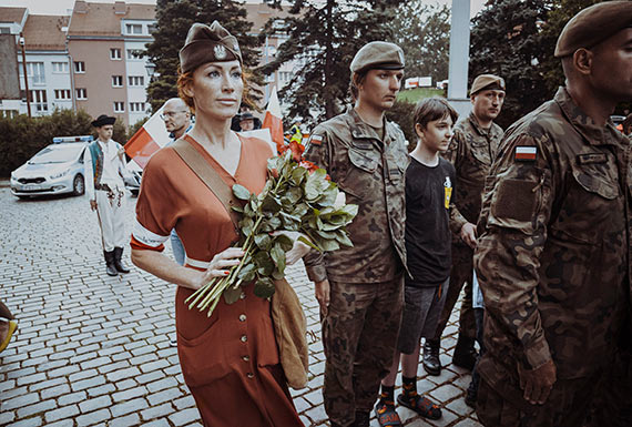 „Szarotki” w szeregach Terytorialsów. W stylowych sukienkach w hołdzie kobietom Armii Krajowej