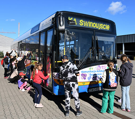 Pomalowali autobus i puścili go w miasto. Zobacz zdjęcia