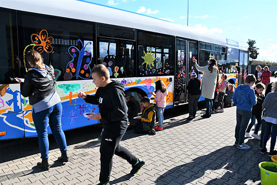 Pomalowali autobus i puścili go w miasto. Zobacz zdjęcia