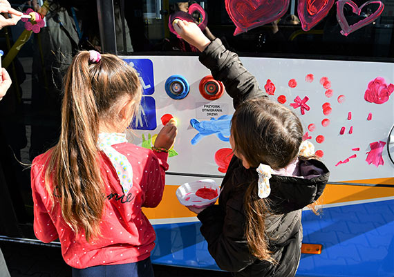 Pomalowali autobus i puścili go w miasto. Zobacz zdjęcia