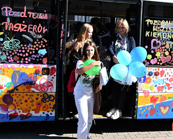 Pomalowali autobus i puścili go w miasto. Zobacz zdjęcia