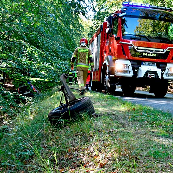 Dwie osobwki w rowie na 102 koo Biaej Gry