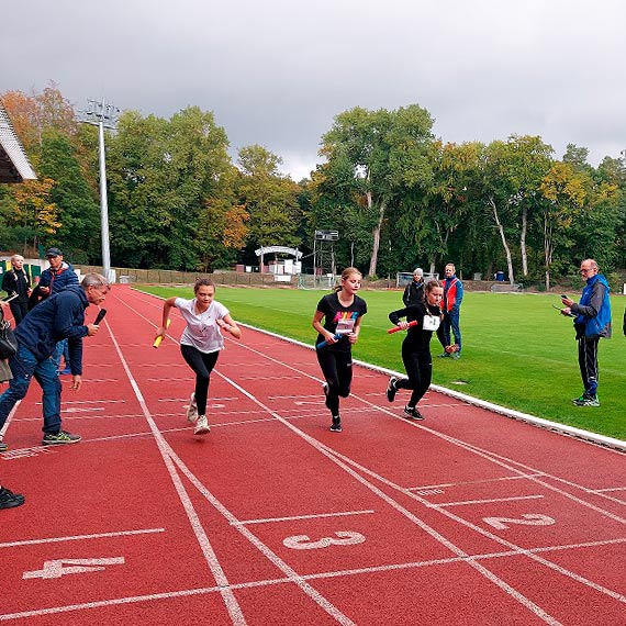 Sztafetowe biegi przeajowe z udziaem szkolnych sportowcw