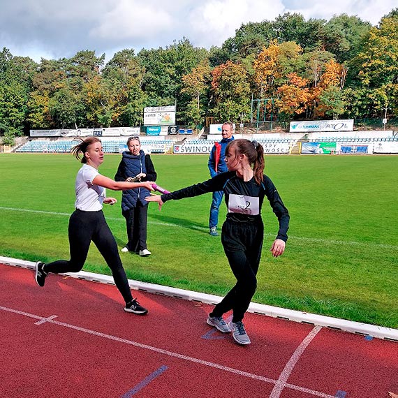 Sztafetowe biegi przeajowe z udziaem szkolnych sportowcw