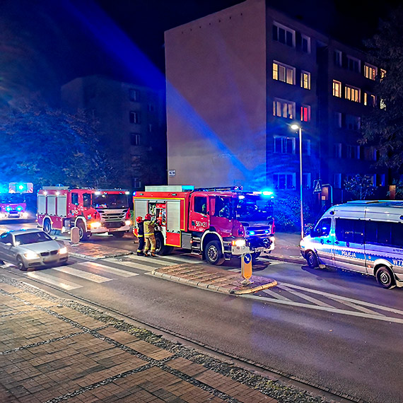 4 wozy straackie i policja na Konstytucji 3 Maja. Mieszkanka wyczua gaz w mieszkaniu