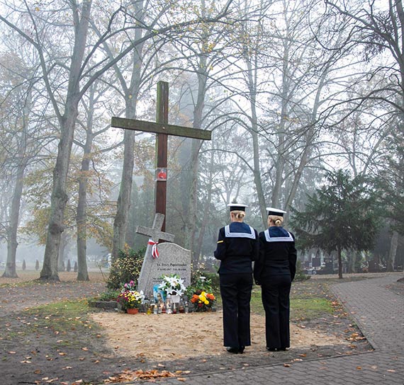 Żołnierze 8. FOW oddali na cmentarzu hołd tym, którzy odeszli na wieczną wachtę