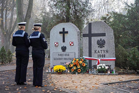 Żołnierze 8. FOW oddali na cmentarzu hołd tym, którzy odeszli na wieczną wachtę