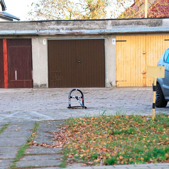 Wandalizm, głupota czy rozmyślne działanie?! Ktoś niszczy blokady parkingowe na osiedlu przy ulicy Markiewicza