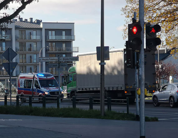Zderzenie samochodu ciężarowego z osobówką przy skrzyżowaniu. Kobieta trafiła do szpitala