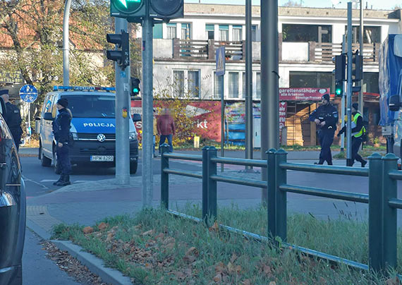Zderzenie samochodu ciężarowego z osobówką przy skrzyżowaniu. Kobieta trafiła do szpitala