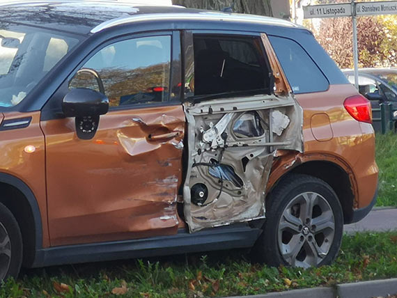 Zderzenie samochodu ciężarowego z osobówką przy skrzyżowaniu. Kobieta trafiła do szpitala