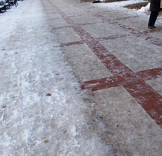Mieszkaniec: Pozazdrocilimy ssiadom lodowiska? Na promenadzie lizgawica
