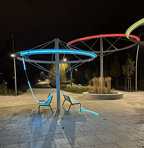 Takie rzeczy tylko u nas! Na winoujskiej promenadzie mieszkaniec natkn si na podwietlone ledowo awki