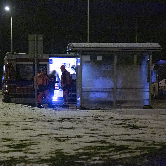 Kierowca autobusu zaniepokoi si stanem samotnego mczyzny