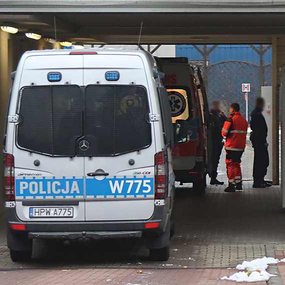 Mczyzna lea na ulicy - twierdzi, e potrci go samochd