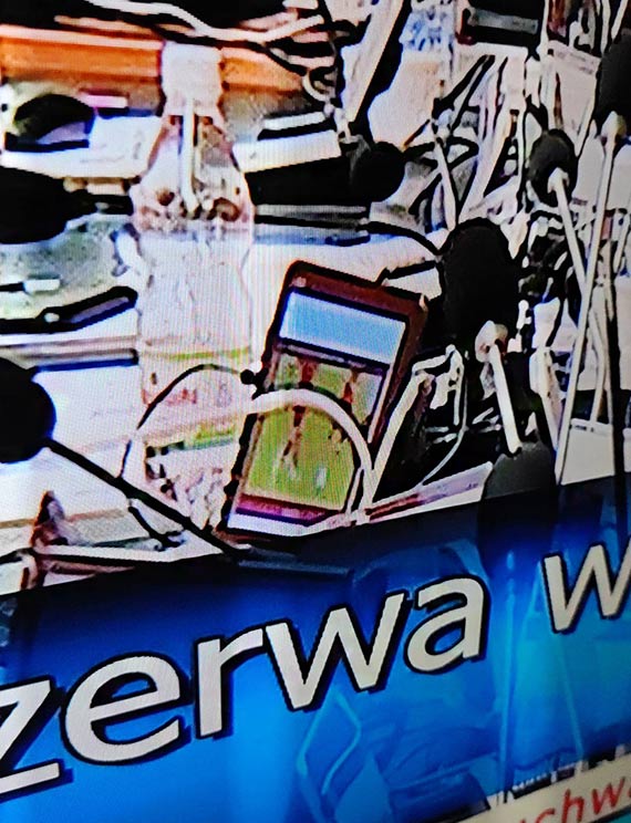 Mieszkaniec: Radny Mrozek ogląda mecz w trakcie obrad!