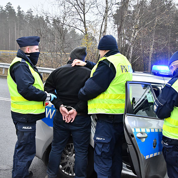 Policyjny najazd na teren przy gazopocie. Funkcjonariusze zakuli w kajdanki dywersantw