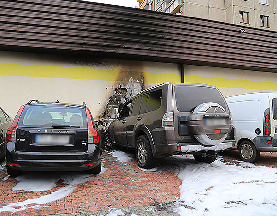 Na parkingu przed Biedronką płonęły auta. Było groźnie, bo spalić mógł się także sklep