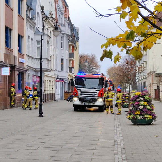 Straacy pod bankiem w centrum miasta. Wczy si alarm