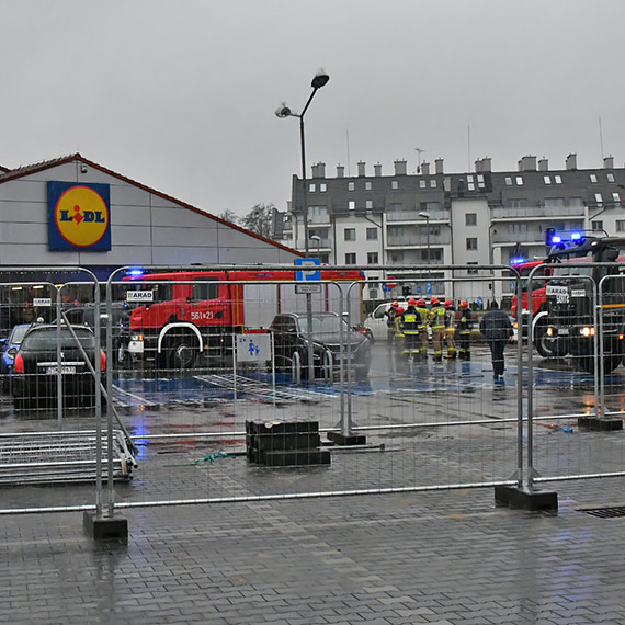  3 wozy straackie i ewakuacja 46 osb ze sklepu Lidl! 