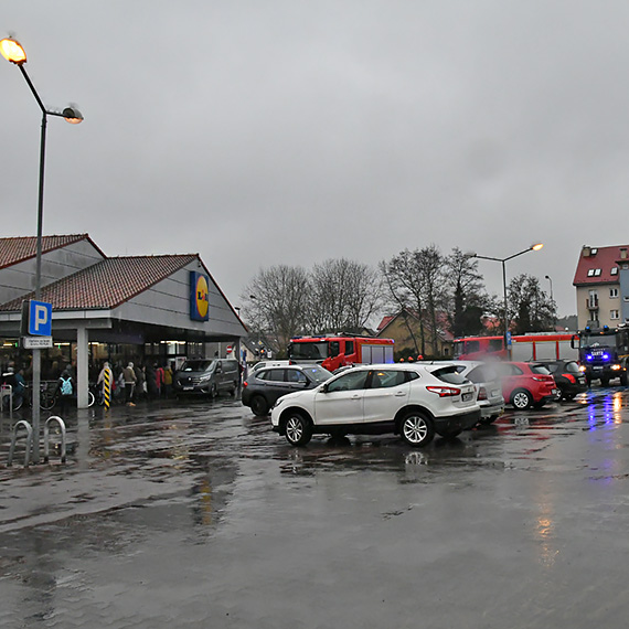  3 wozy straackie i ewakuacja 46 osb ze sklepu Lidl! 