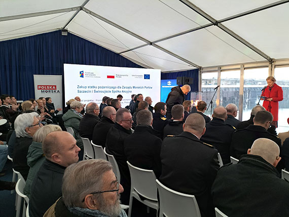 Na Mikołajki nowy statek pożarniczy. Chrzest Strażaka - 28 w porcie w Szczecinie