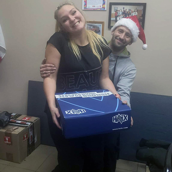 Strażaków też odwiedził Mikołaj! W worku na prezenty miał nowe buty i hełmy strażackie