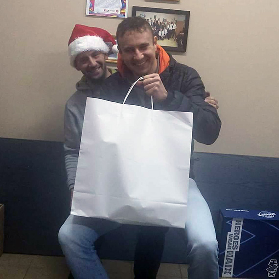Strażaków też odwiedził Mikołaj! W worku na prezenty miał nowe buty i hełmy strażackie