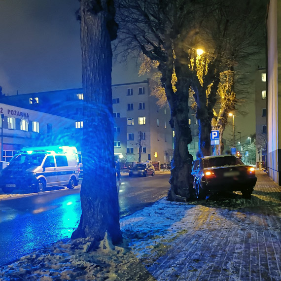 Mieszkaniec - Uwaga lisko, samochd wjecha na chodnik!