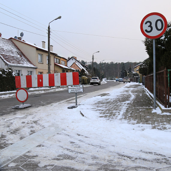 Mieszkaniec: Ruszające się płytki na tej ulicy to już stały numer programu zimowego