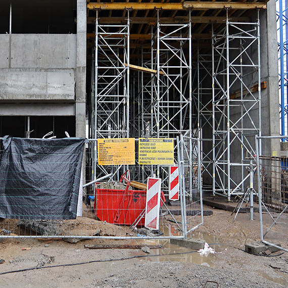 Garażowiec w centrum miał być gotowy do końca tego roku. Dziś niewiele wskazuje by tak się stało