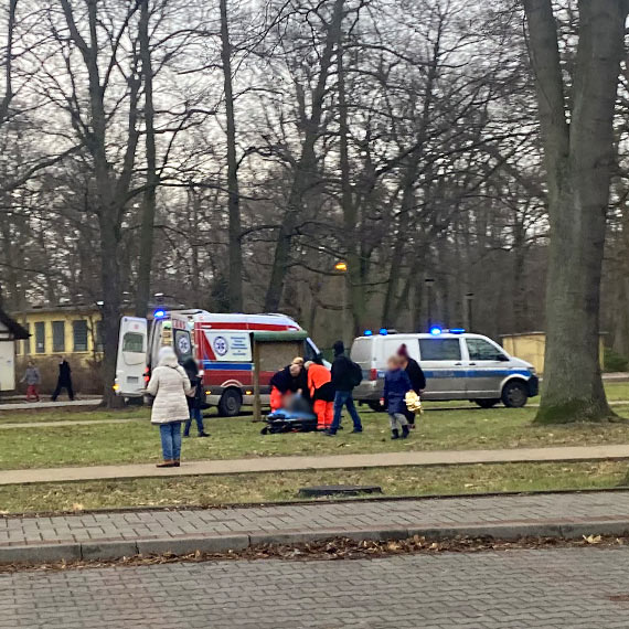 34-latek lea w parku. Trafi do szpitala