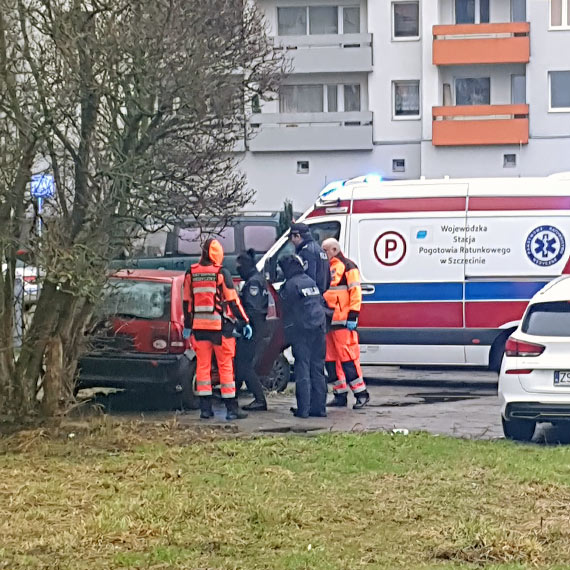 Tajemnicza mier w samochodzie w centrum miasta. W aucie znaleziono ciao mczyzny