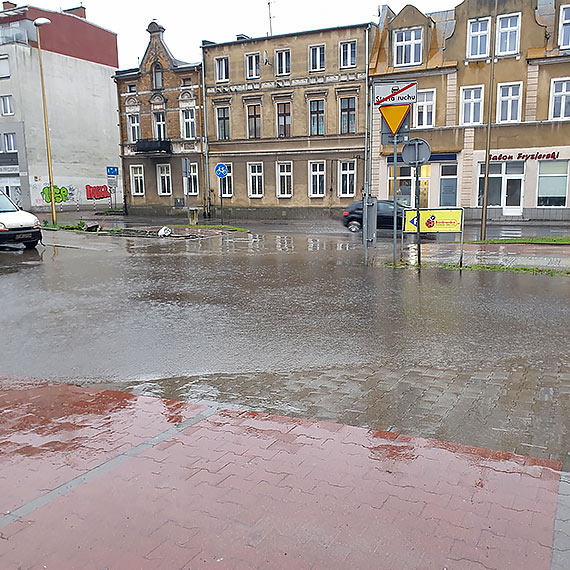 Wjazd na osiedle i do sklepu zamieni si w bajoro