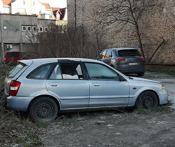 Mieszkaniec - Wrak w centrum miasta jako sypialnia?