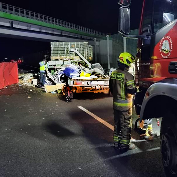 Dramatyczny wypadek na S3 w pobliżu Skwierzyny. W zderzeniu kampera z wojskową ciężarówką zginął 44 - letni mieszkaniec Świnoujścia i jego 10 - letnia córka