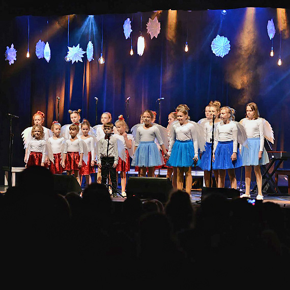 Kolędy z czterech stron świata zabrzmiały ze sceny MDK. Fantastyczny koncert zespołów pod kierownictwem Doroty Naklickiej