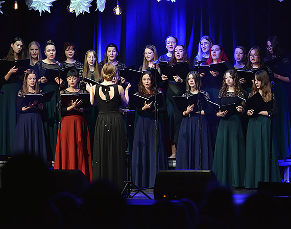 Kolędy z czterech stron świata zabrzmiały ze sceny MDK. Fantastyczny koncert zespołów pod kierownictwem Doroty Naklickiej