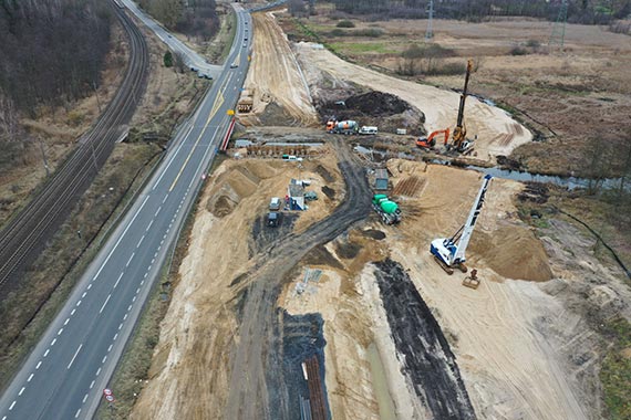 Najnowsze zdjcia z placu budowy nowej drogi S3. Najbardziej zaawansowane prace s w pobliu wza Dargobdz