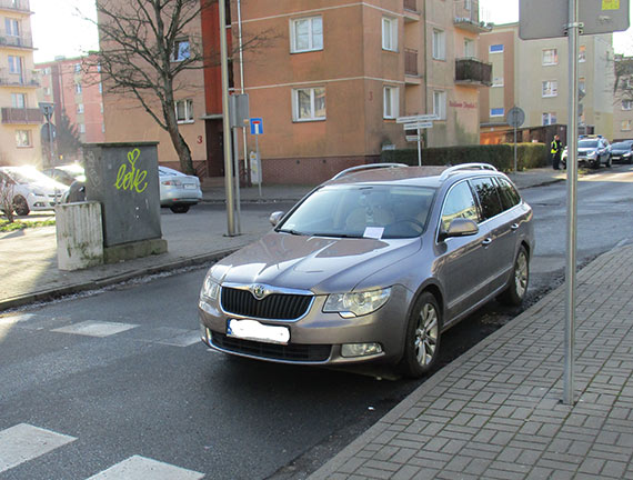 Nie parkuj na chodniku. Nie blokuj przejcia pieszym