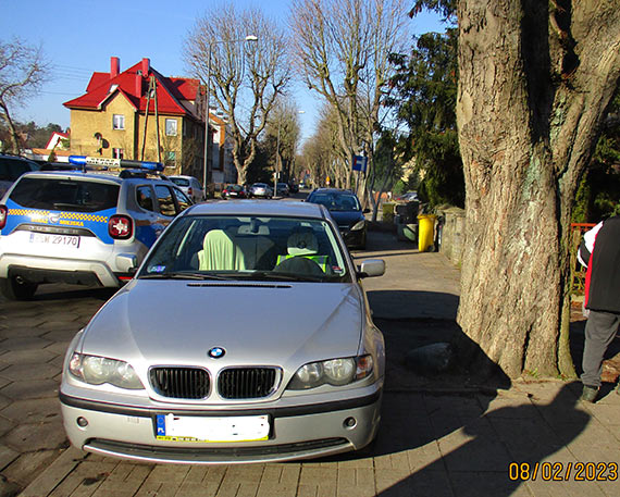 Nie parkuj na chodniku. Nie blokuj przejścia pieszym