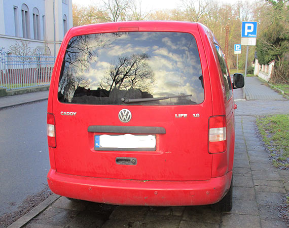 Nie parkuj na chodniku. Nie blokuj przejścia pieszym