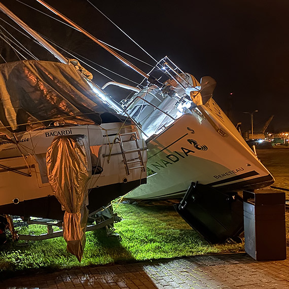 Niebezpiecznie na winoujskiej marinie. Silny porywisty wiatr przewrci duy jacht!