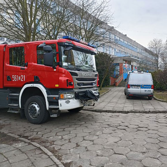 Alarm w szkole podstawowej! Straż pożarna i policja postawione w stan gotowości!
